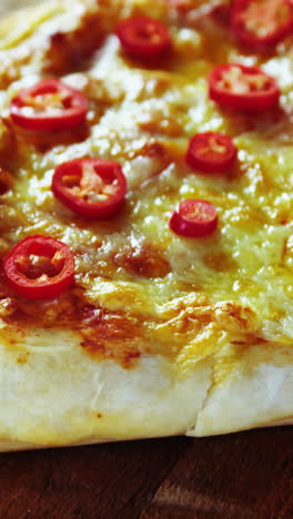 pizza al horno con aderezos de jalapeno