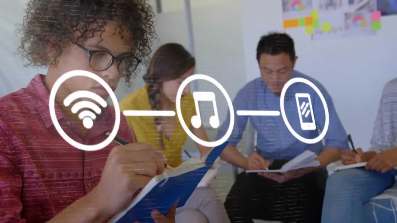 animación de un conjunto de tres iconos digitales sobre personas de negocios