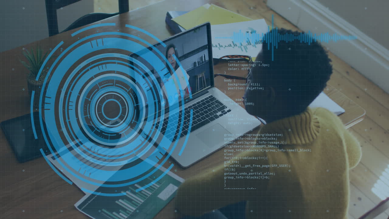 animación de escaneo de alcance y procesamiento de datos sobre mujer afroamericana haciendo una videollamada