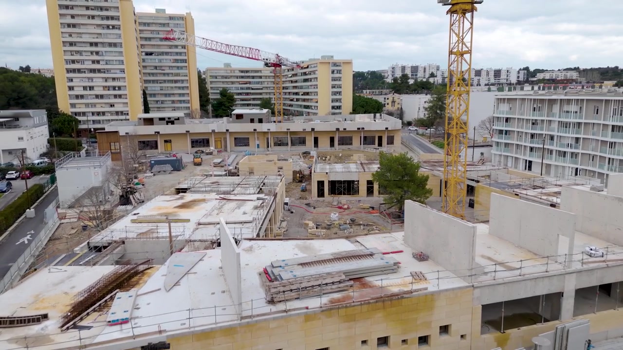 Toma aérea con dron en retroceso de una obra de construcción de edificio en Montpellier, Francia.