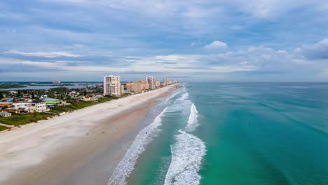 戴托納海灘 (daytona beach) 的無人機在晴朗的早晨在 4k 中延遲時間