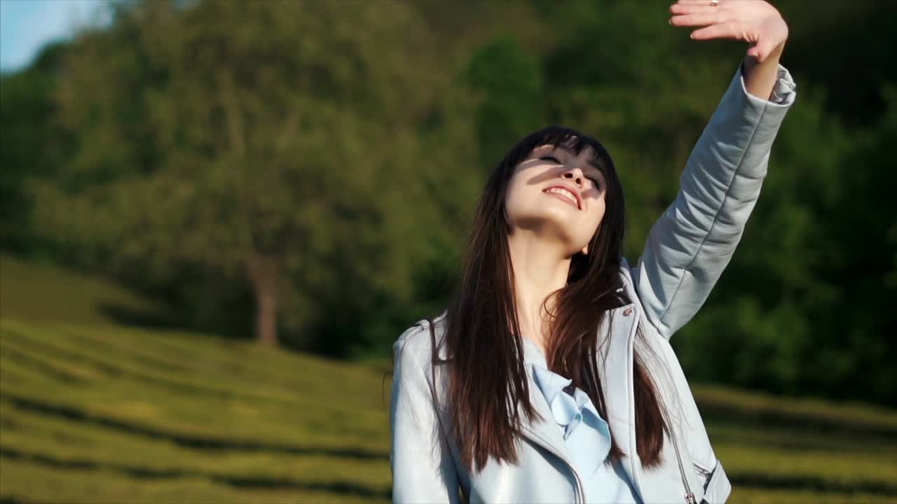 mujer disfrutando de un hermoso día de primavera en una plantación de té