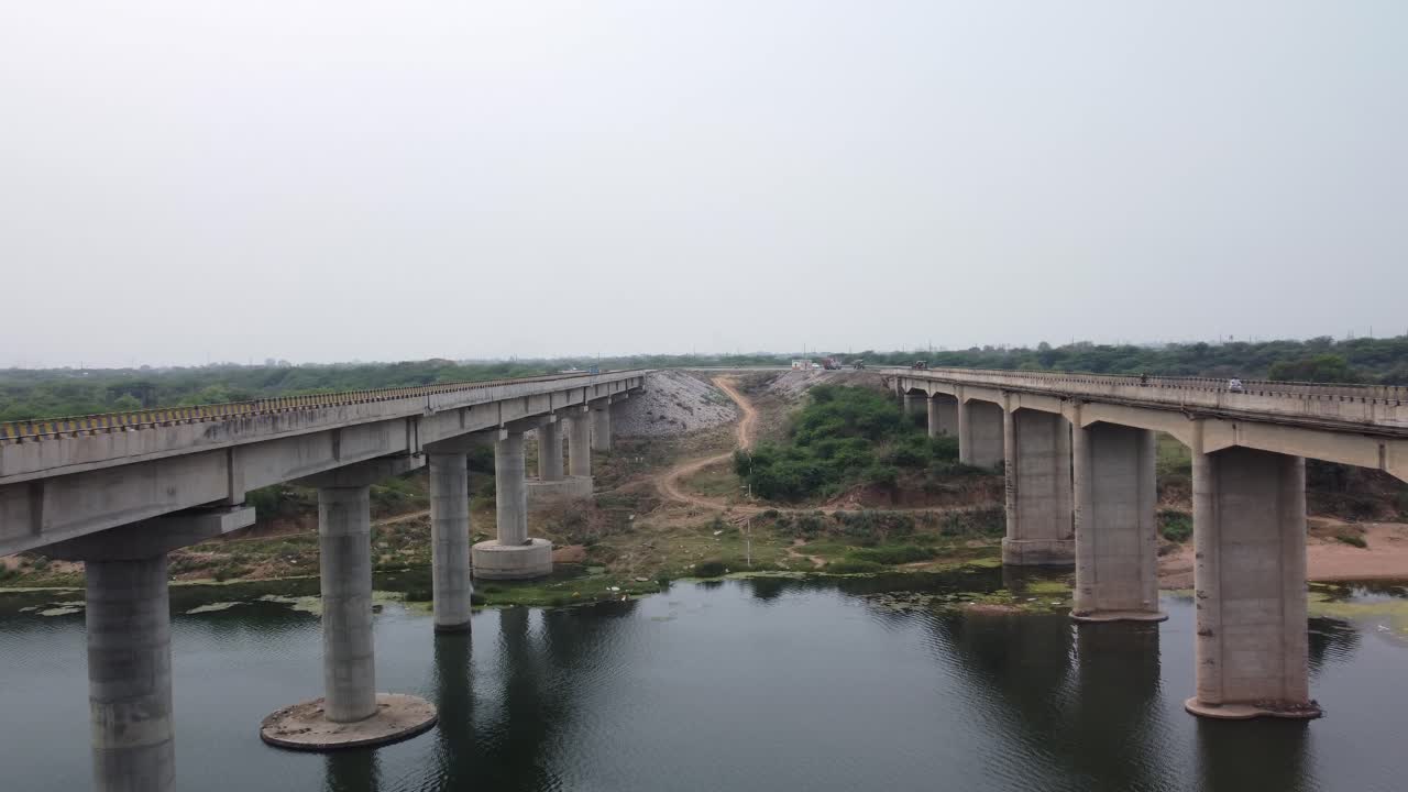 puente de autopista construido sobre la cuenca del río en el terreno rural indio, vista aérea