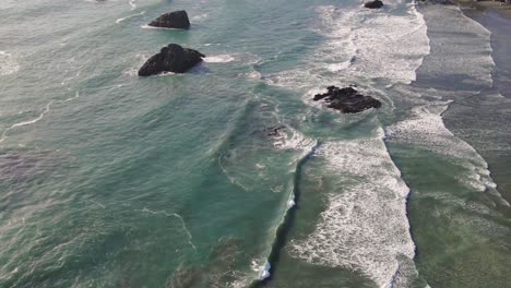 4K-Drohnenaufnahmen-Von-Wellen,-Die-In-Die-Küste-Von-Brookings,-Oregon,-Rollen