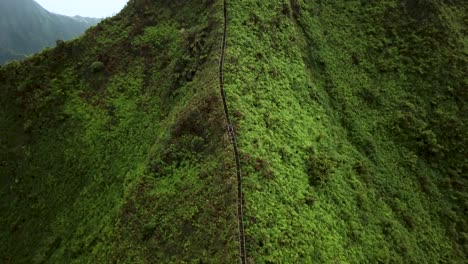 Vista-Aérea-De-Un-Excursionista-En-Las-Escaleras-Haiku,-&quot;escalera-Al-Cielo&quot;-En-Oahu,-Hawaii