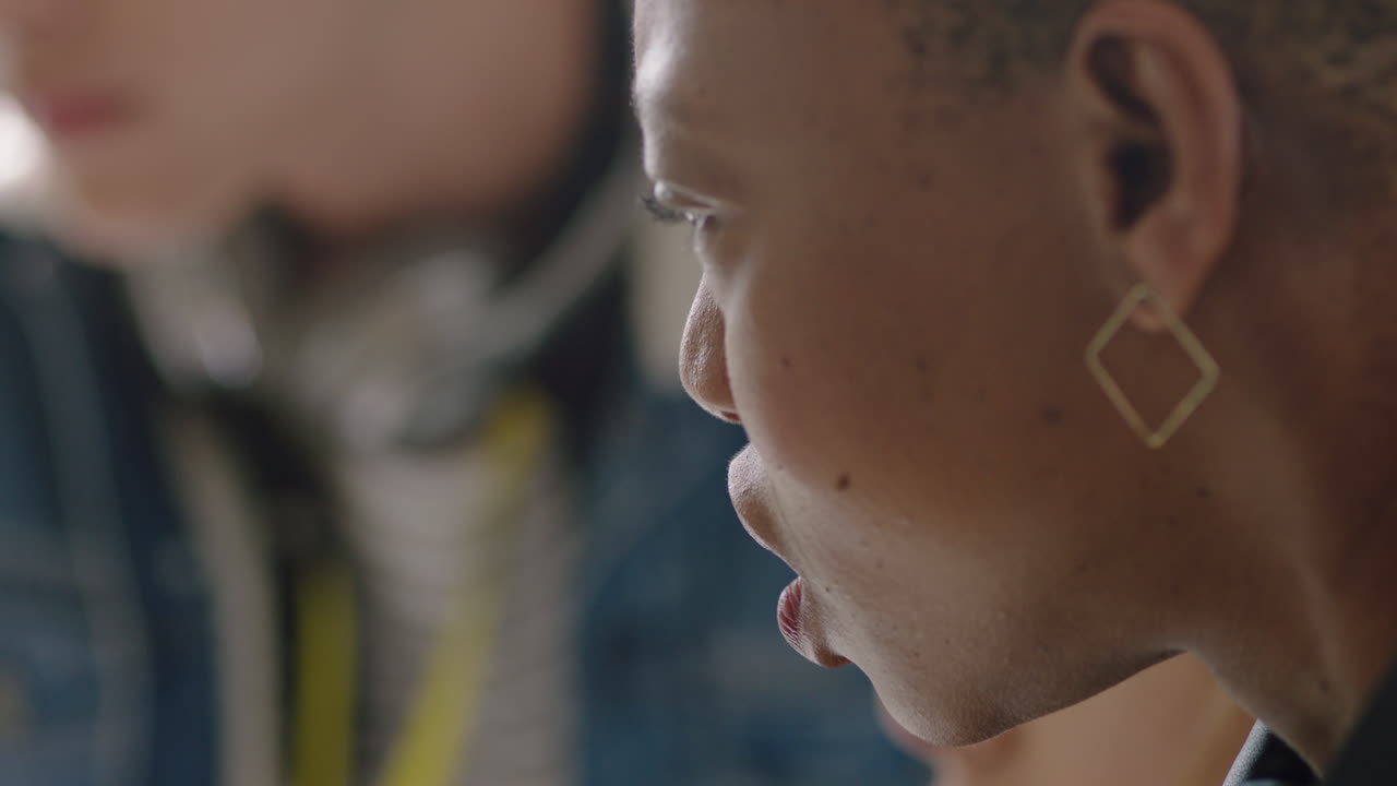 jóvenes empresarios creativos que se reúnen con líderes de equipo afroamericanos mujer que apunta a la pantalla compartir ideas lluvia de ideas discutiendo soluciones capacitación pasante usando computadora trabajo en equipo en una oficina moderna