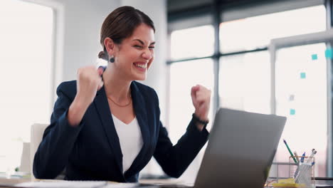 mujer de negocios, computadora portátil y celebración por bonificación