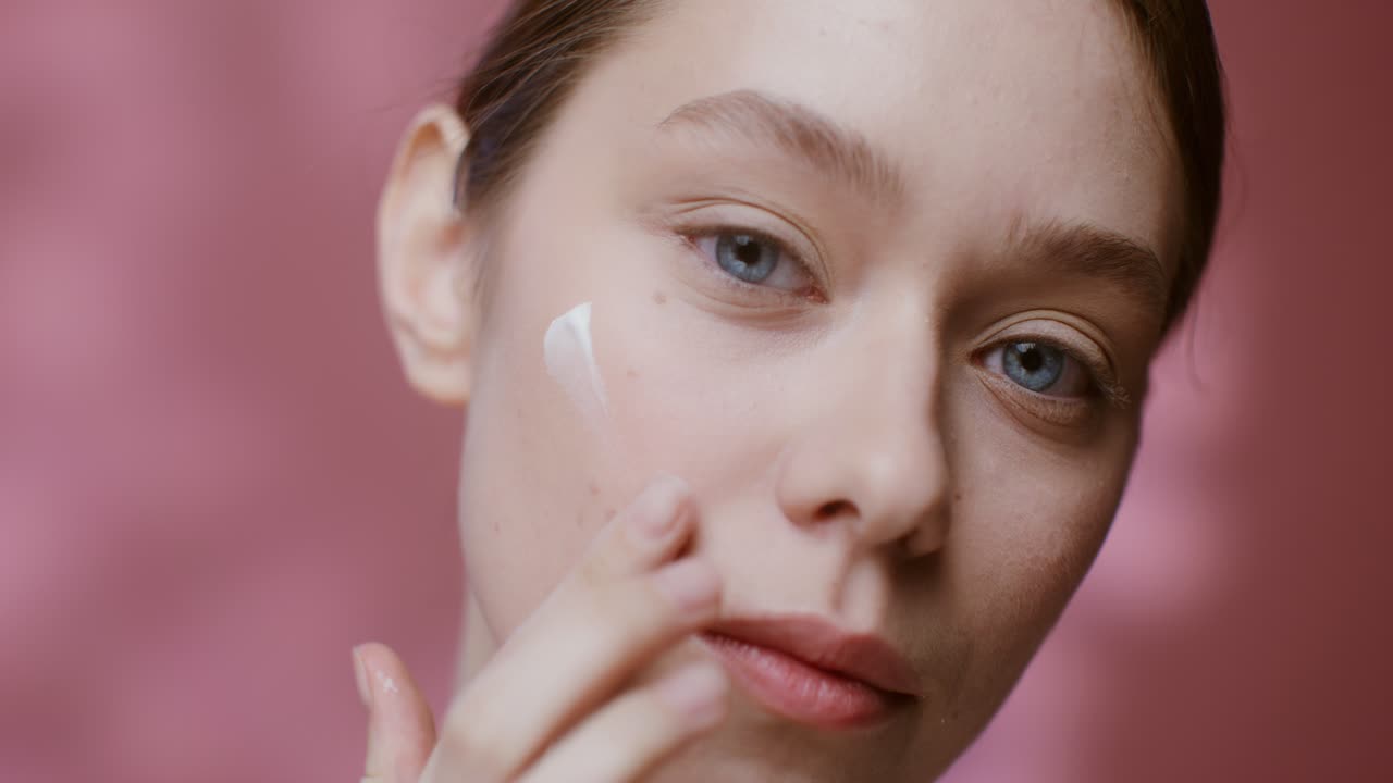 얼굴 크림을 적용하는 여자