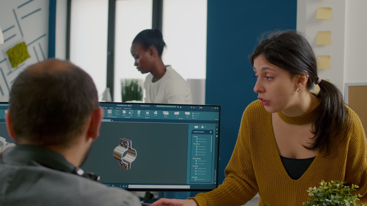 기계 공학자 들 이 새로운 프로젝트 의 제조 에 대해 논의 하고 있다