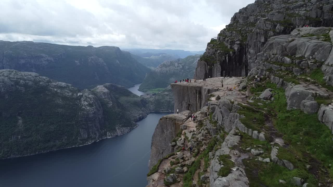 Flyver mod den berømte Preikestolen i Norge