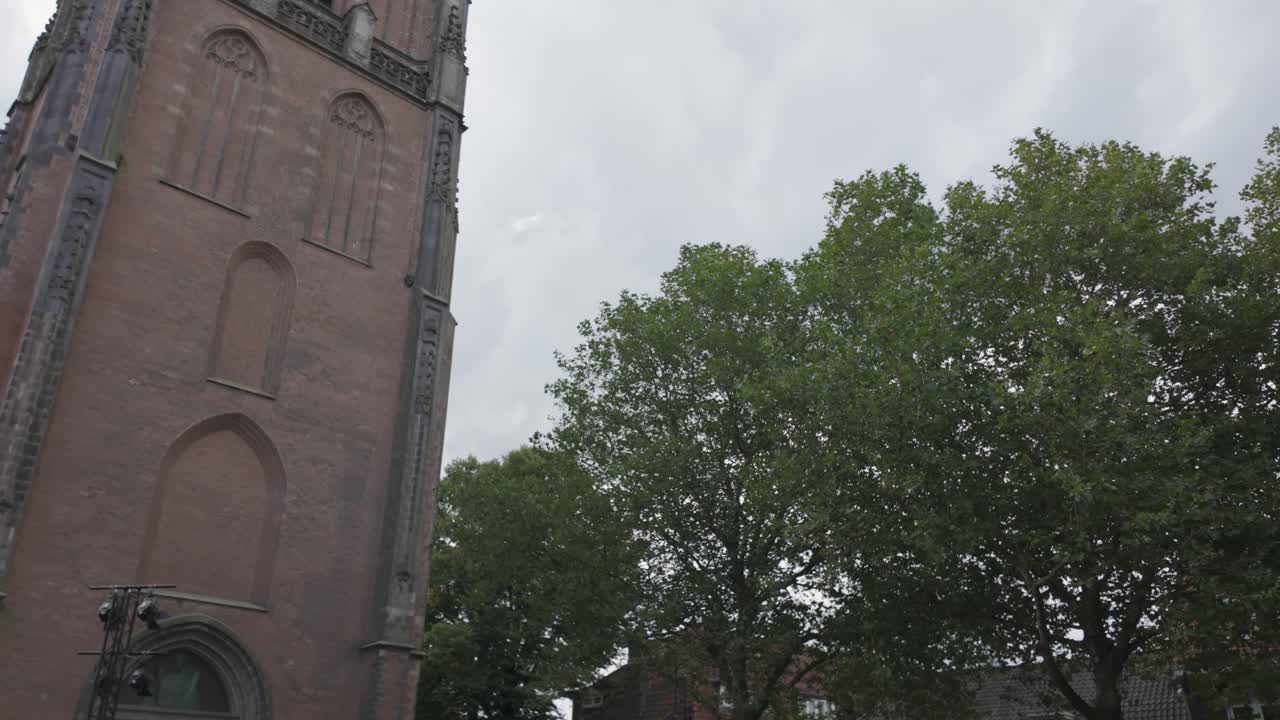 onze lieve vrouwetoren en amersfoort, países bajos, histórica torre de la iglesia gótica bajo un cielo nublado