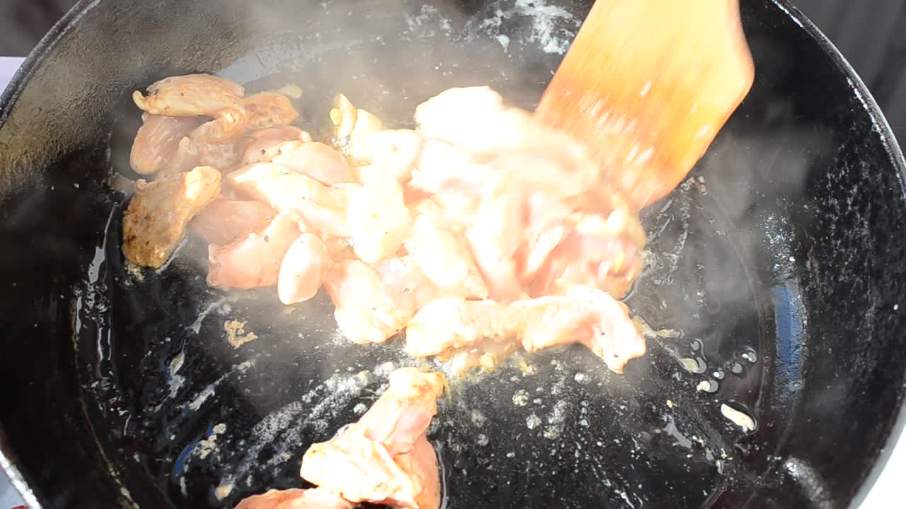Chicken on Thai. We prepare in a cast iron frying pan