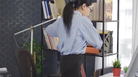 Asistente-De-Mujer-Trabajando-En-La-Oficina.