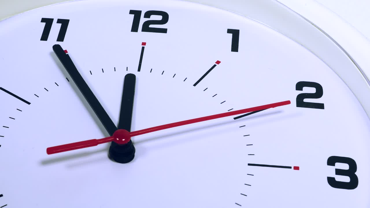 Filmato di un orologio da parete con cinque minuti alle dodici. Ripresa professionale in 4K.