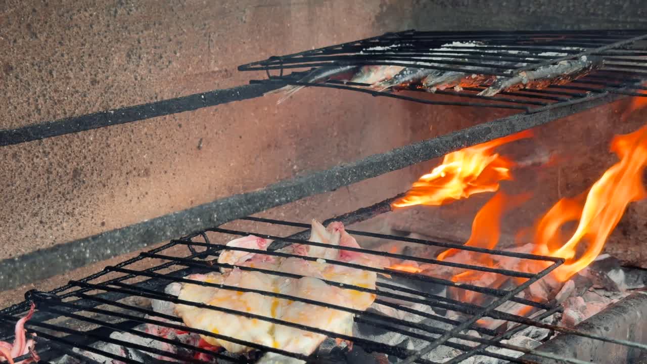 Pesce fresco e frutti di mare alla griglia su braci ardenti