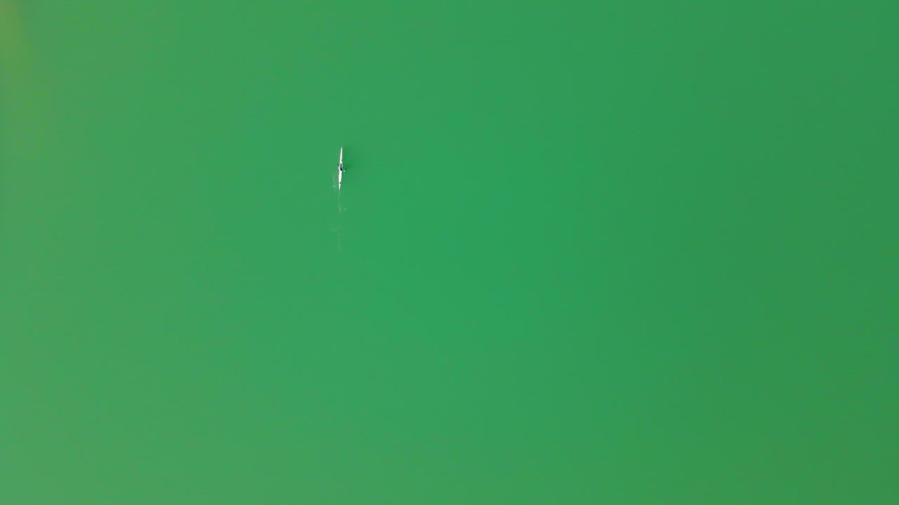 호수에서 스포츠 조정을 연습하는 선수의 조감도