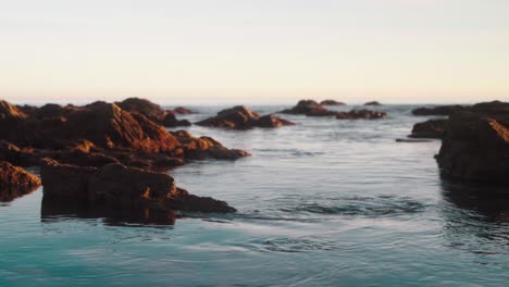 calma las relajantes olas del océano en una playa rocosa