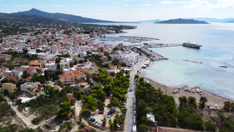 Una-Vista-De-Drones-De-La-Marina-Principal-En-La-Isla-De-Aegina,-Islas-Sarónicas,-Grecia