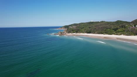 El-Paso-Y-La-Playa-De-Clarkes-Con-Un-Paisaje-Marino-Turquesa-En-Nueva-Gales-Del-Sur,-Australia---Toma-Aérea