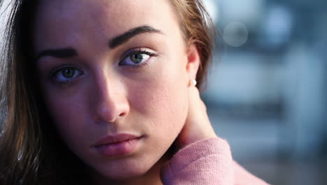 retrato de una mujer adolescente deprimida y triste