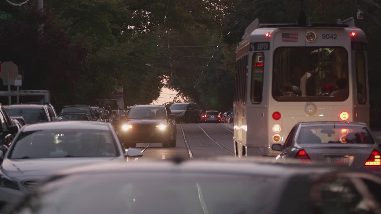 체스터 애비뉴를 따라 교통, 자동차, 헤드라이트, 웨스트 필라델피아, 황혼