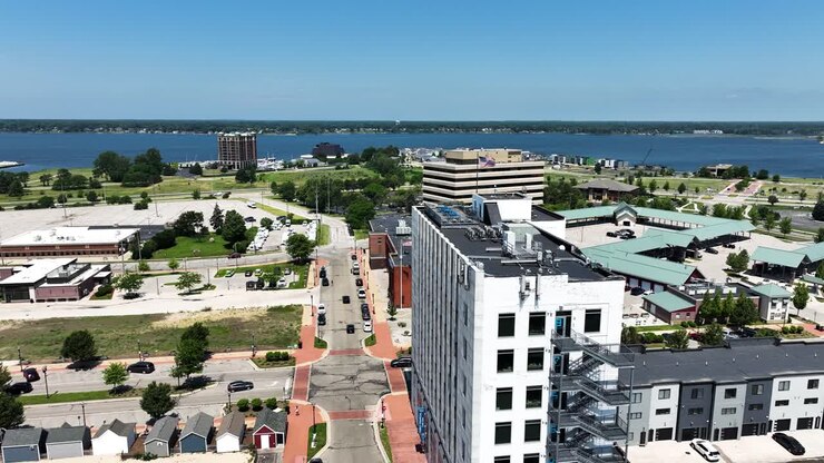 Avvicinamento al lungolago di Muskegon dal centro città in estate.