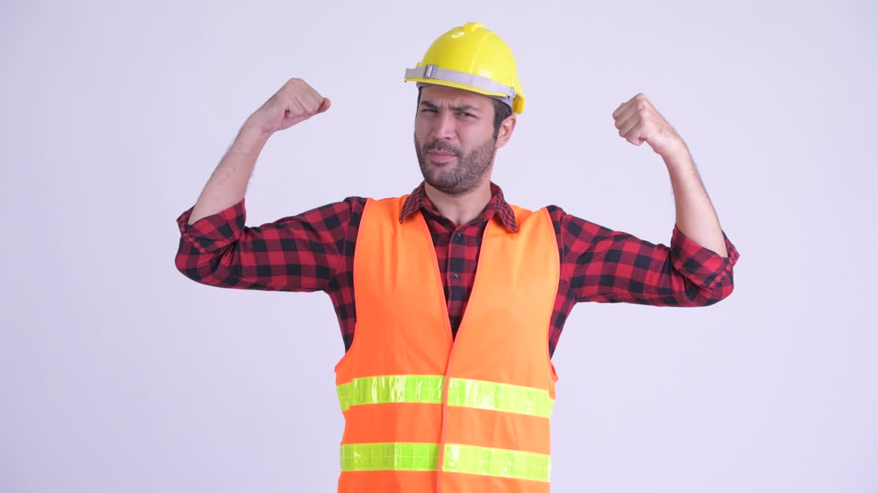 feliz hombre persa barbudo y guapo trabajador de la construcción