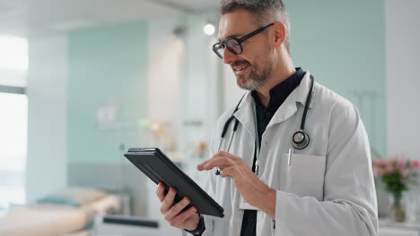 Healthcare,-senior-man-and-doctor-with-a-tablet