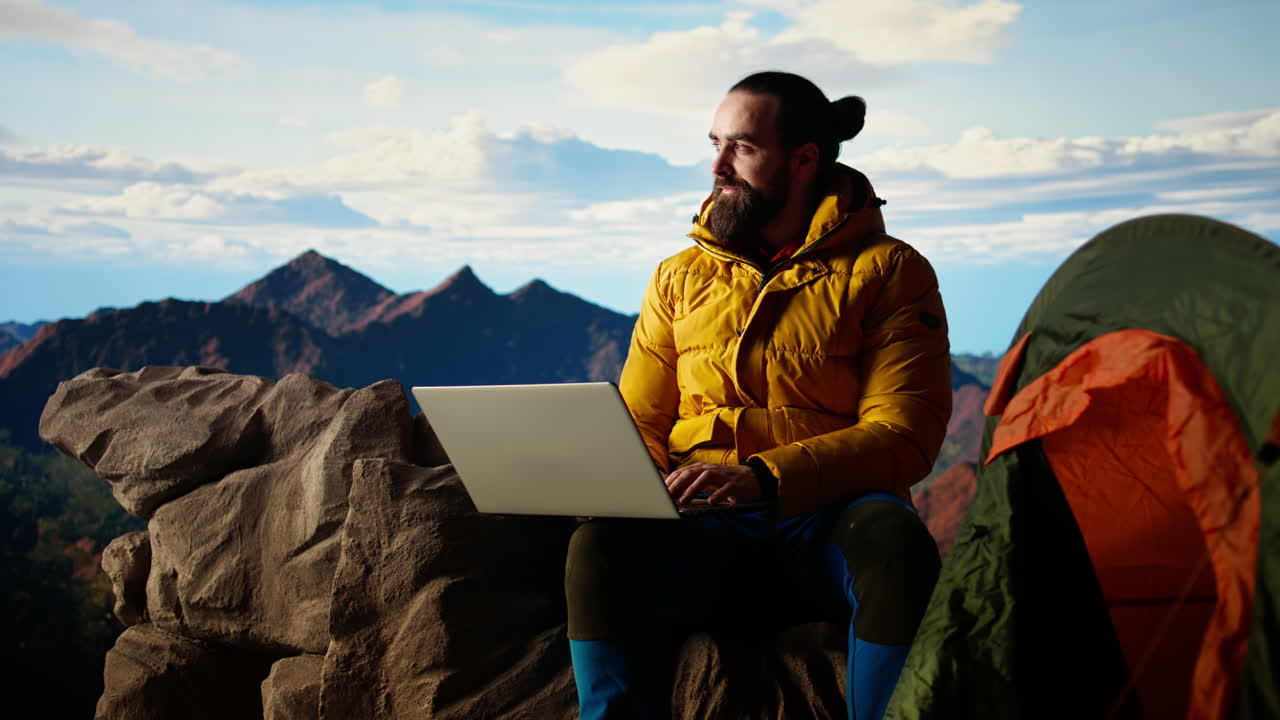 excursionista con una obsesión por la tecnología y una fuerte señal trabajando en la naturaleza
