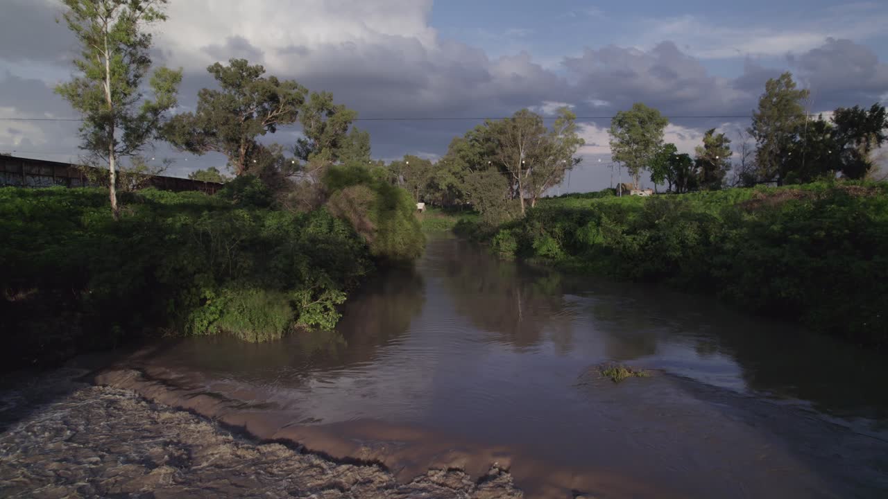 río y bajo puentes gemelos