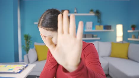 una mujer paranoica asiática con miedo a la cámara.