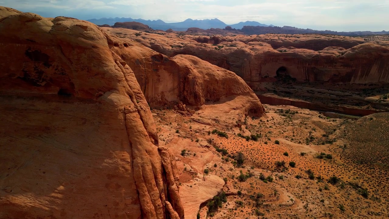 Filmato drone 4K che sorvola Moab, Utah, con l'iconico Arco Corona e il tortuoso fiume Colorado, catturando drammatici canyon di roccia rossa, paesaggi desertici e la bellezza panoramica del Sud-ovest