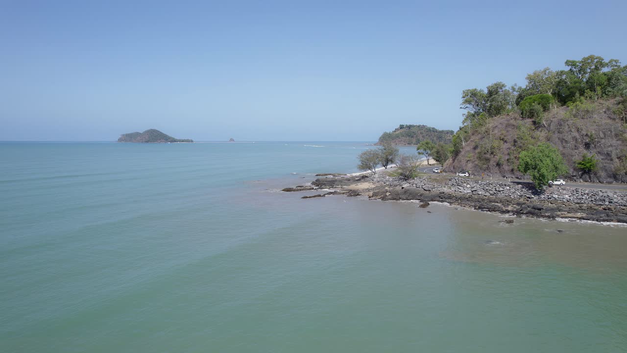 el tráfico a lo largo de la autopista captain hook en ellis beach, northern cairns, far north queensland, australia