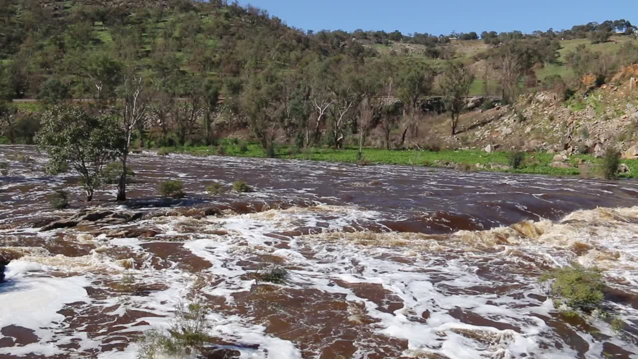 aguas bravas que fluyen sobre las rocas en bells rapids, perth - toma panorámica izquierda