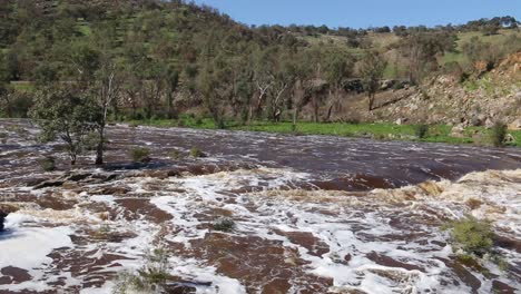 aguas bravas que fluyen sobre las rocas en bells rapids, perth - toma panorámica izquierda