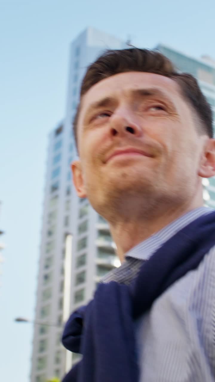 hombre bebiendo café en una ciudad