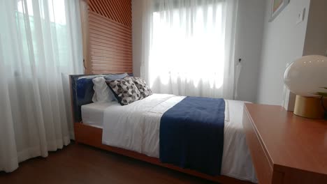 decoración de dormitorio elegante y moderna con buena luz natural