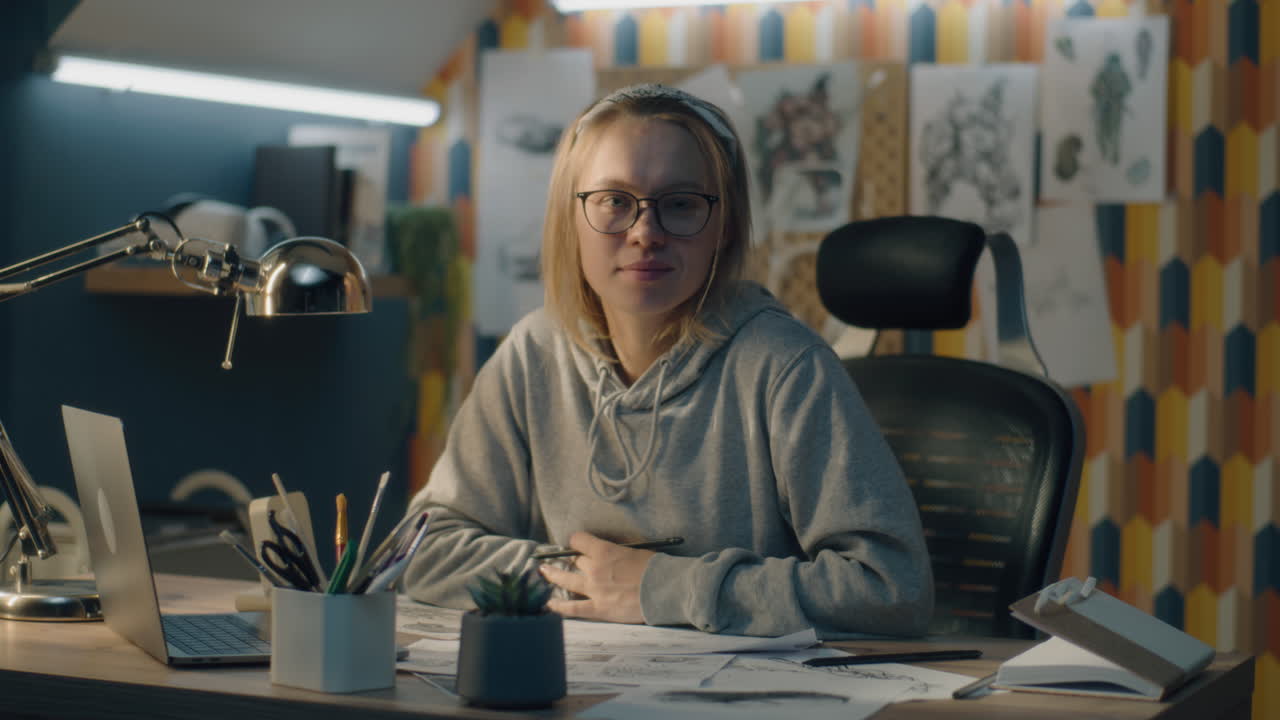 일 하는 젊은 여성 예술가