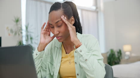 portátil, dolor de cabeza y trabajo remoto de una mujer negra