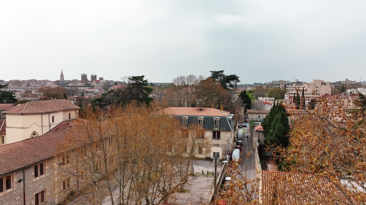 몽펠리에의 예술 중심지인 보 아츠의 공중 촬영입니다. 구름이 가득한 배경입니다.