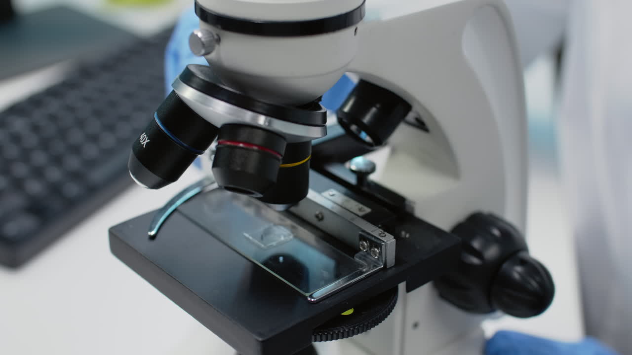 微鏡のクローズアップ 実験室の環境で