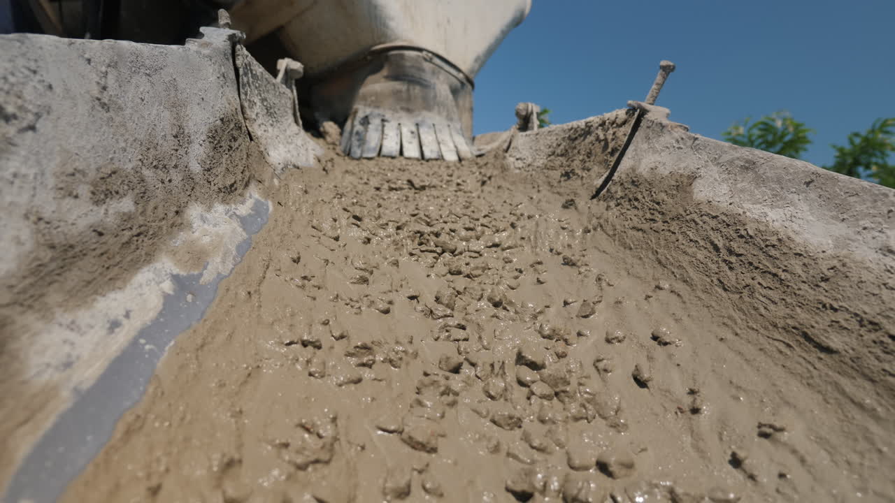 콘크리트는 콘크리트 믹서에서 홈통 1을 통해 흐릅니다.