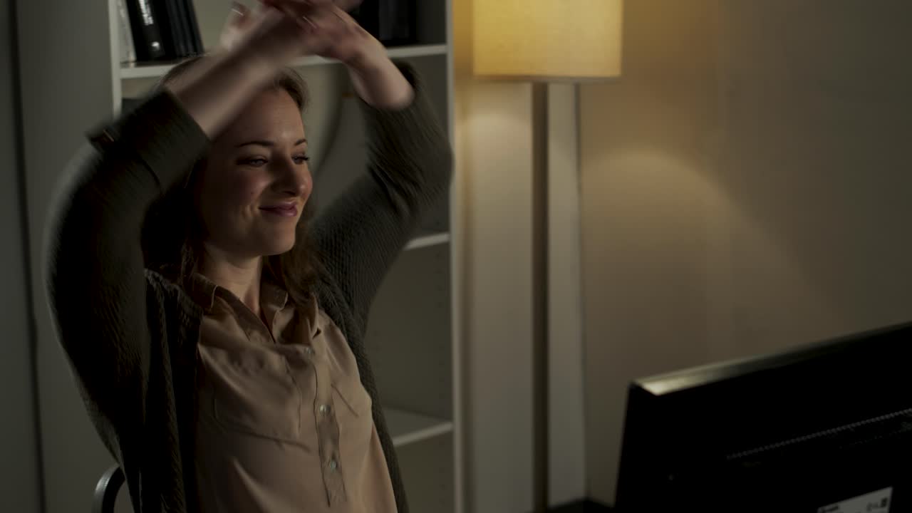 여성 회사원이 큰 일을 끝내고 축하합니다.