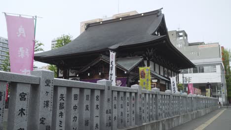 Pilar-De-Piedra-Grabado-Con-Dharani-sutras-Fuera-Del-Templo-Budista-Shineiji-Daishido-En-Sapporo,-Japón