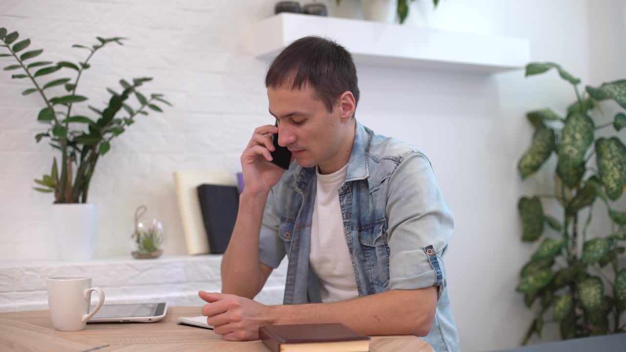 사무실 인테리어에서 일하는 사업가, 전화 통화에 응답하는 남성 노동자, 원격 작업장에서 스마트폰으로 대화하는 남자, 사무실에서 전화를 하는 사업가