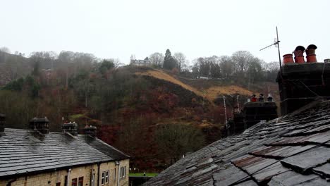 Früher-Schneefall-Im-Nordwesten-Von-Yorkshire,-Auf-Alten-Reihenhausdächern