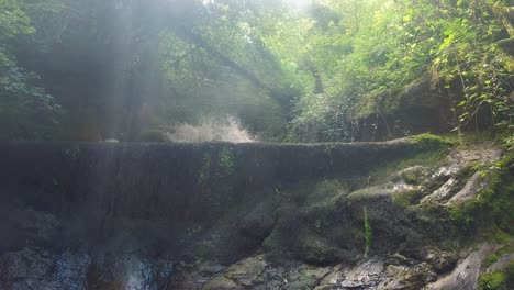 Schneller-Wildwasserfluss,-Der-In-Richtung-Kamera-Mit-Baumhintergrund-Uk-4k-überschwemmt