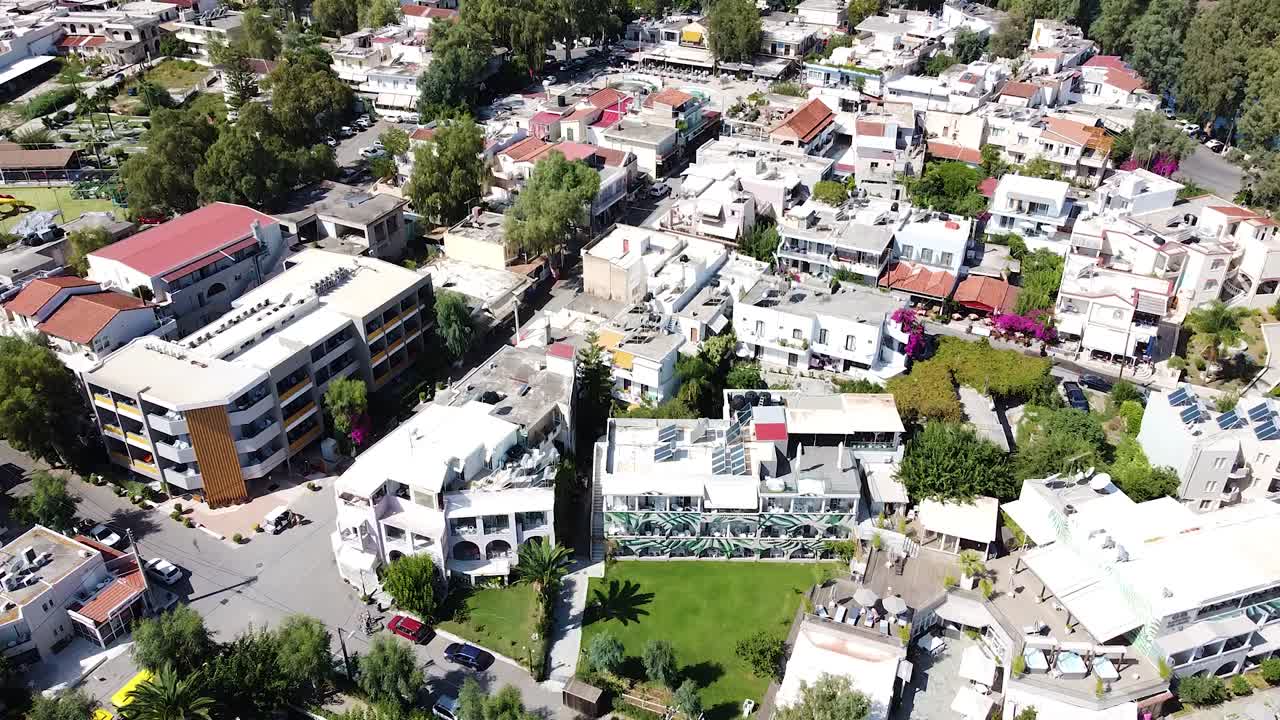 edificios blancos de la exótica ciudad de la isla de creta, vista aérea