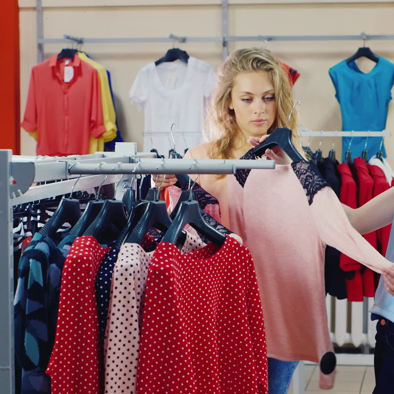 amigas comprando ropa