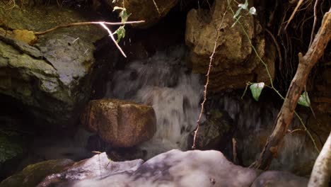 Nahaufnahme-Von-Felsen-Mit-Fließendem-Wasser